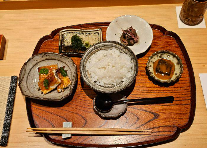 A Oniku Karyu teishoku course, featuring unagi eel, rice, pickled vegetables and more.